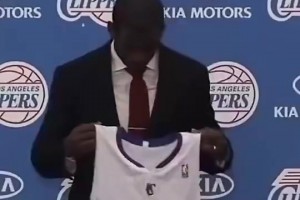 又回來(lái)啦！14年前，保羅披上快船球衣成為船長(zhǎng)，那時(shí)真青澀呀